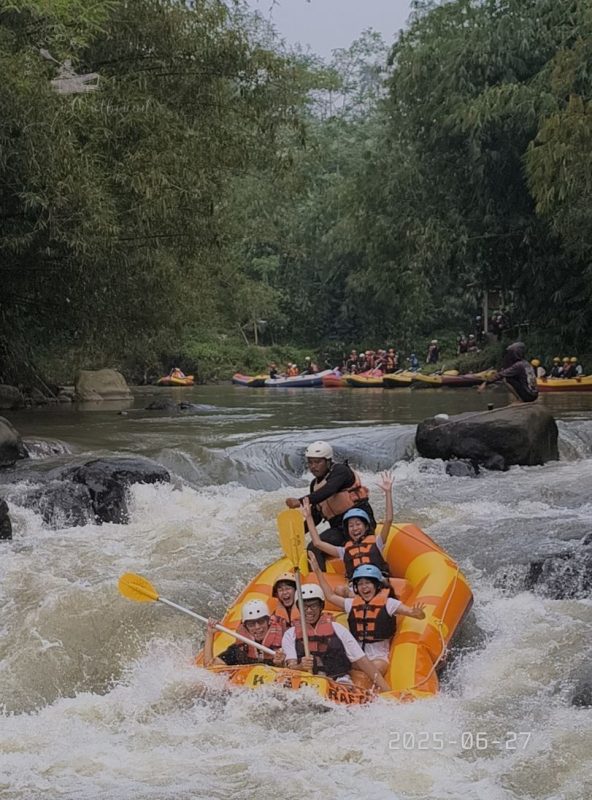 Rafting keluarga Ibu Susana di Sungai Cisadane Bogor bersama Rafting.ID – Event 543