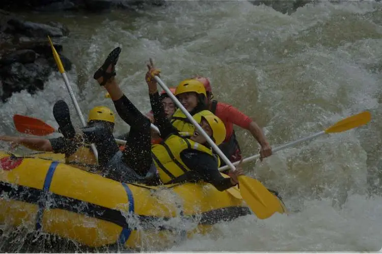 Peserta rafting jungkir balik di atas perahu karet di Sungai Cisadane Bogor.