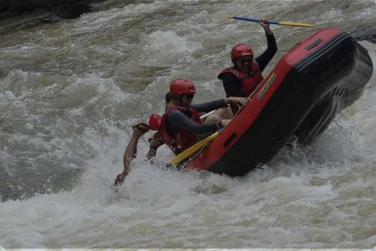 Peserta rafting di Sungai Citarik Sukabumi sampai terjatuh saat perahu menabrak jeram dan bebatuan penuh adrenalin.